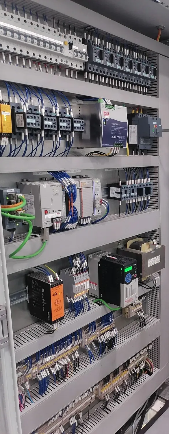 Tablero con PLC, variador y relés de seguridad