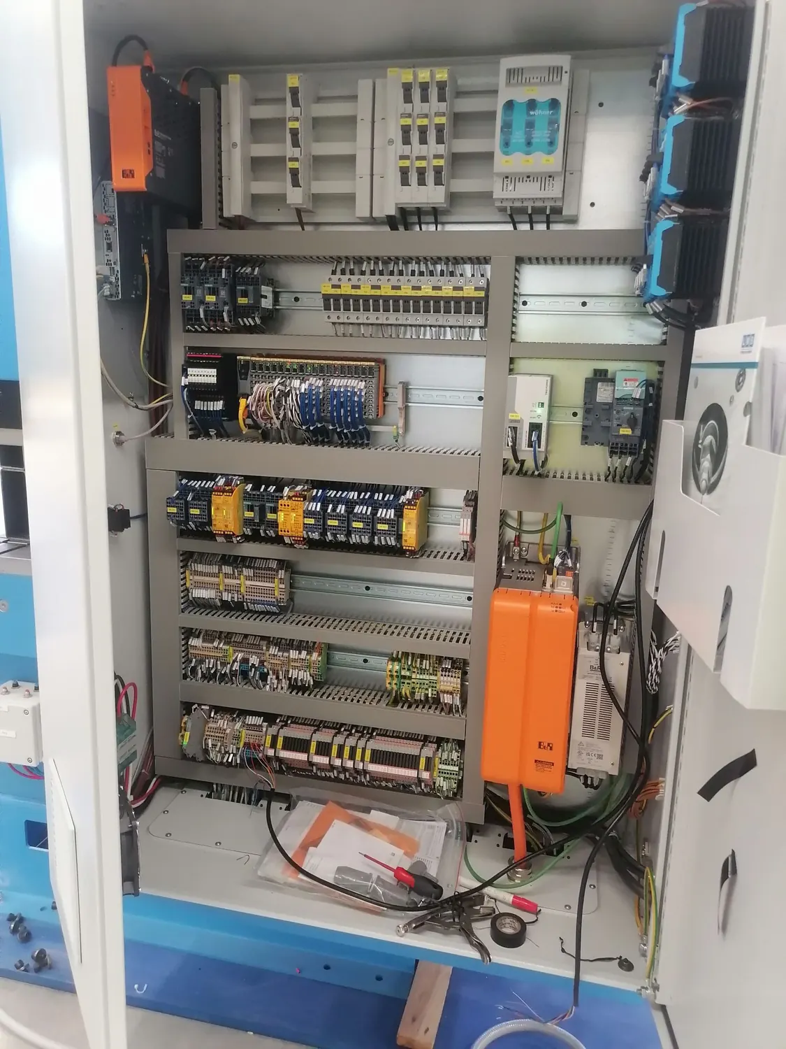 Tablero con servoaccionamiento B&R, relés de seguridad y portafusibles