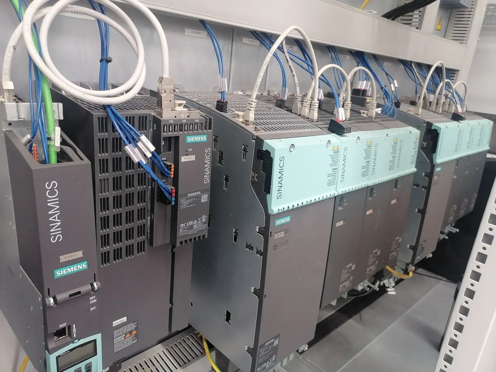 Variadores Siemens SINAMICS instalados en armario